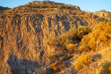 Batan güneşin altında Türk Boğa Dağları.