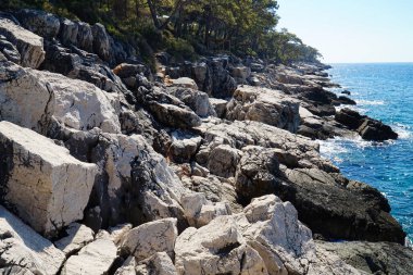 Türkiye 'nin güneyindeki Boğa Dağları' nda vahşi bir sahil. Akdeniz.