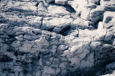 Çatlaklardaki kayaların gri dokusu.   