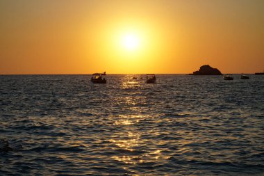 Taurus Dağları 'ndaki Kabak sahilinde gün batımı. Türkiye 'nin güneyi. 