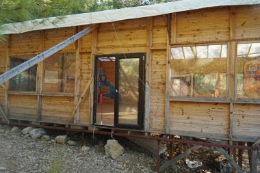 Türkiye 'nin güneyindeki Taurus Dağları' nda meditasyon ve eğitim salonu yüksektir.