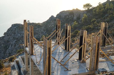 Akdeniz kıyısında bir ev inşaatı. Akdeniz kıyısında. Güney Türkiye. 