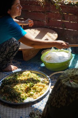 Türkiye 'nin güneyinde bir kadın ulusal gülimli ekmek pişiriyor.   