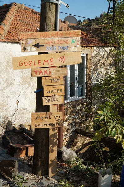  Türkiye 'nin güneyindeki Taurus Dağları' nda Lycian Yolu üzerindeki yol tabelası.