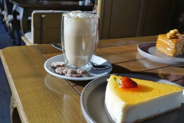 Cheesecake ve Viyana kahvesi bir kafede masanın üstünde. 