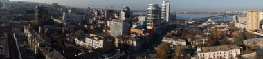 Menorah 'ın çatısından Dnipro şehrinin caddelerinin üst görüntüsü. 