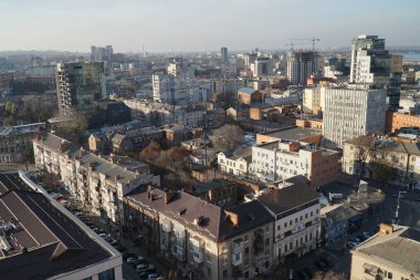 Menorah 'ın çatısından Dnipro şehrinin caddelerinin üst görüntüsü. 
