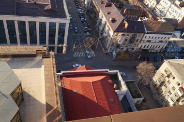 Menorah 'ın çatısından Dnipro şehrinin caddelerinin üst görüntüsü. 