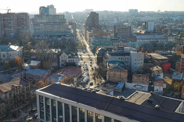Menorah 'ın çatısından Dnipro şehrinin caddelerinin üst görüntüsü. 