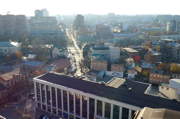 Menorah 'ın çatısından Dnipro şehrinin caddelerinin üst görüntüsü. 