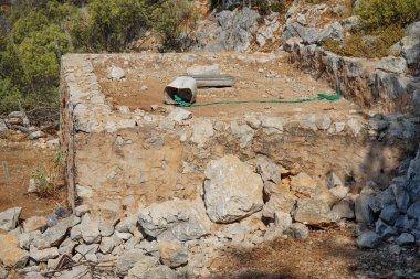 Taştan yapılmış bir bina ya da evin temeli.       