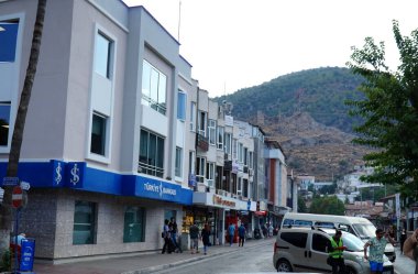 Fethiye tatil beldesinin sokaklarında çeşitli bankalar.    