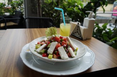 Masada limonatalı bardaklar. Yaz tatili yemeği.