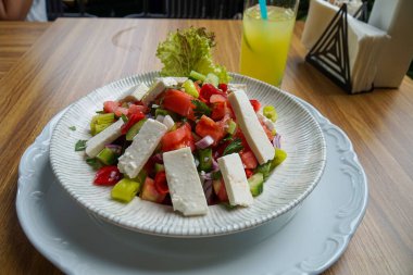 Masada Yunan salatası olan güzel bir yemek..           