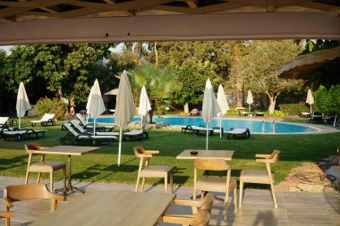 Fethiye tatil beldesinde Akdeniz kıyısında bir kafe..