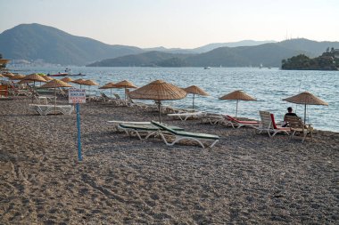 Fethiye tatil beldesinde Akdeniz kıyısında bir kafe..