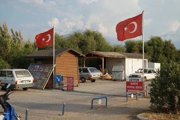 Turkse Vlaggen Wapperen Bij Ingang Van Het Strand Van Badplaats — Stockfoto