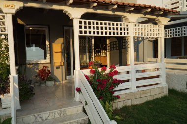 Fethiye 'nin Calis plaj bölgesinde konutlar. 