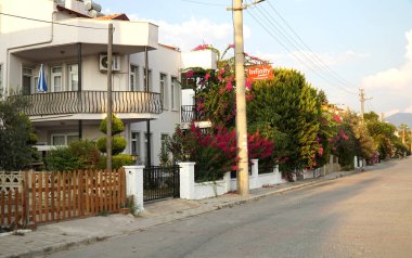 Fethiye 'nin Calis plaj bölgesinde konutlar. 