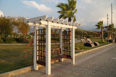 Fethiye ilçesindeki gezinti güvertesi boyunca dinlenme bankları. 