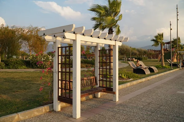 Fethiye ilçesindeki gezinti güvertesi boyunca dinlenme bankları. 
