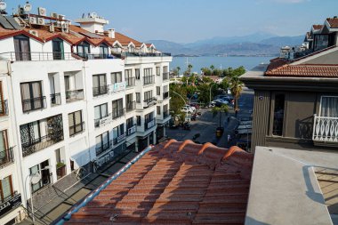 Fethiye 'nin çatı ve caddelerinin üst manzarası.