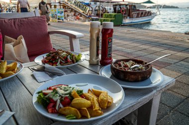 Fethiye rıhtım restoranlarından birinde yemek servisi yaptım..