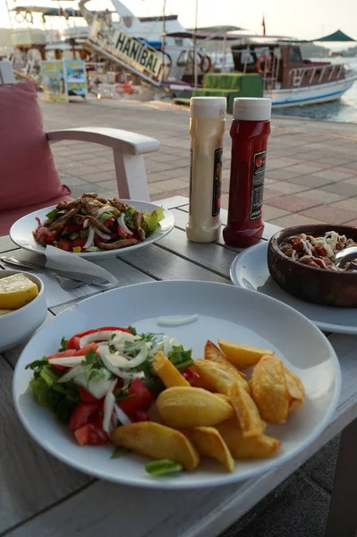 Disajikan Makan Malam Salah Satu Restoran Fethiye Waterfront — Stok Foto