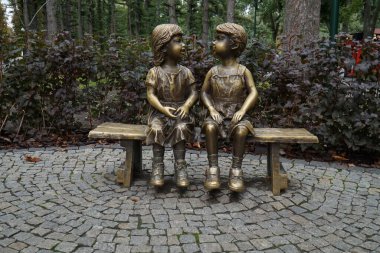 Bronz heykeller Gorky Park 'ı süslüyor. Şehir merkezi. Kharkiv, Kharkiv bölgesi, Ukrayna