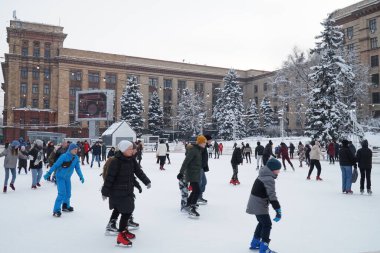 Dnipro, Dnepropetrovsk bölgesi, Ukrayna 01 07 2022. İnsanlar paten sahasında kayıyor..