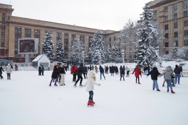 Dnipro, Dnepropetrovsk bölgesi, Ukrayna 01 07 2022. İnsanlar paten sahasında kayıyor..