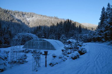 Karpat Dağları 'ndaki bir otelin kubbesinde kış için bir havuz.