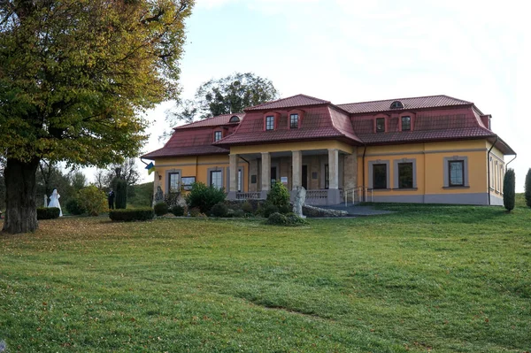 19世紀の邸宅で 現在はウクライナ西部のカルパティア人の丘陵地にある歴史博物館となっている — ストック写真