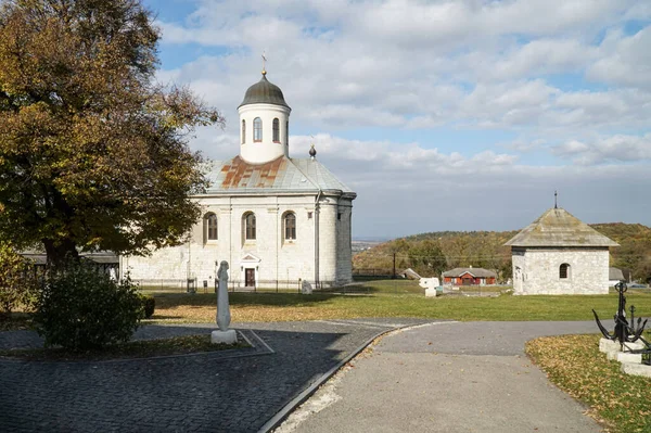 ウクライナ西部のカルパティア人の麓にある正教会の一つ — ストック写真
