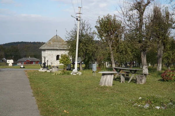 Ein Erholungsgebiet Neben Einer Alten Kirche Der Westukraine — Stockfoto