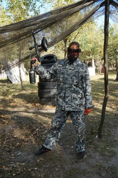 Chica Camuflaje Con Una Pistola Paintball — Foto de Stock