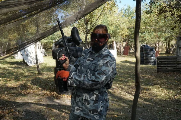 Chica Camuflaje Con Una Pistola Paintball — Foto de Stock