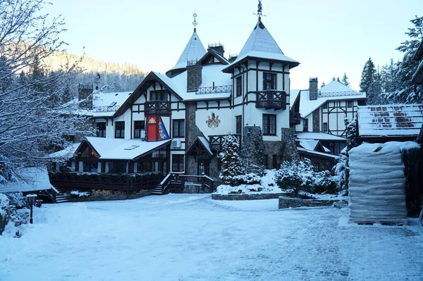 Ein Hotel Das Aussieht Wie Eine Vom Schnee Gefegte Burg — Stockfoto