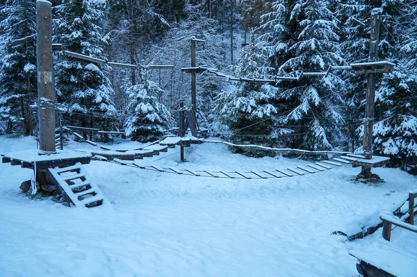 Szórakozás Gyerekeknek Felnőtteknek Hóval Borított Nem Működő Kötélpark — Stock Fotó
