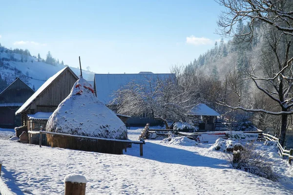 Dorf Den Karpaten Mit Schnee Bedeckt — Stockfoto