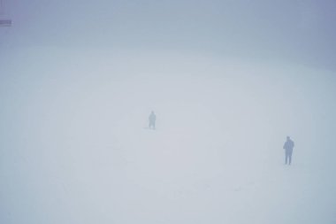 Karpatya dağlarında kar fırtınası sırasında kayak kaldırma.