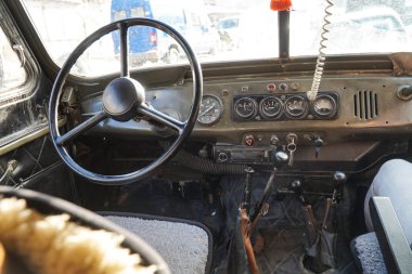 Eski bir arabanın off-road yolculukları için kontrol mekanizması..