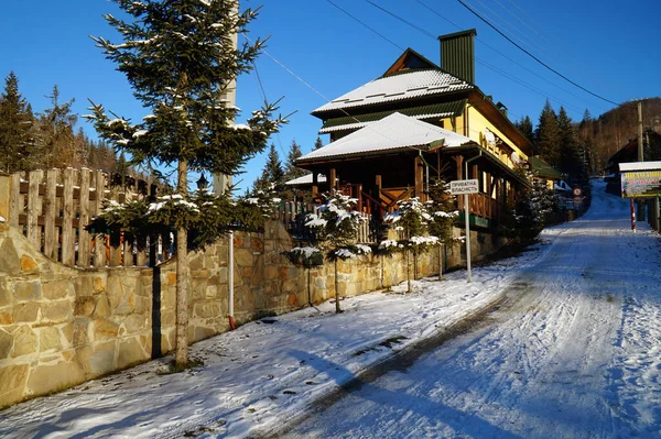 Hof Und Haus Den Karpaten Mit Schnee Bedeckt Ukraine — Stockfoto