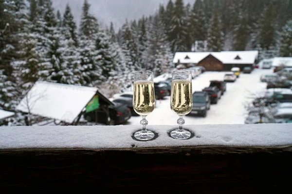 Δύο Ποτήρια Σαμπάνια Στο Μπαλκόνι Φόντο Ένα Χειμερινό Τοπίο — Φωτογραφία Αρχείου
