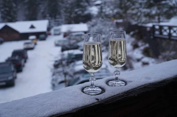 Duas Taças Champanhe Parapeito Varanda Inverno Nas Montanhas — Fotografia de Stock