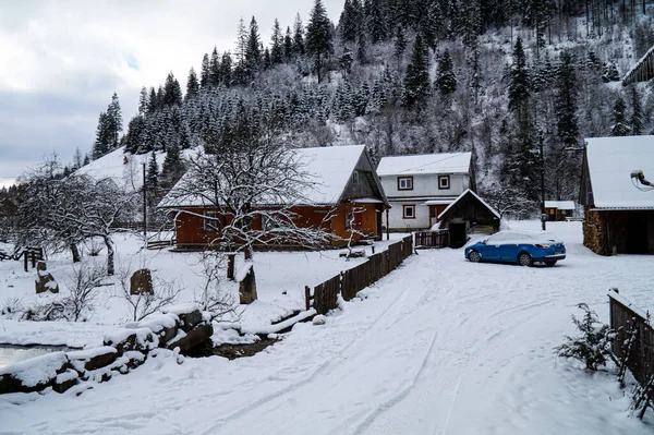 Hof Und Haus Den Karpaten Mit Schnee Bedeckt Ukraine — Stockfoto