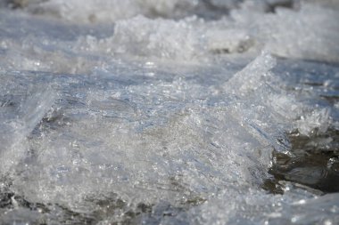 Gölde donmuş buz. Sıradışı arkaplan.