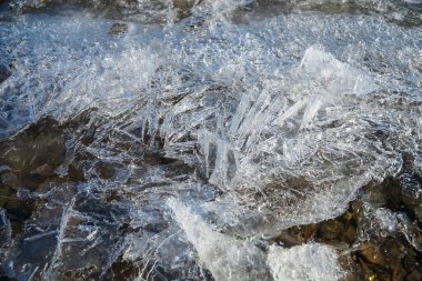 Göletteki donmuş kırılgan buz