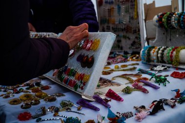 Bir sokak fuarında ev yapımı mücevher satışı.         