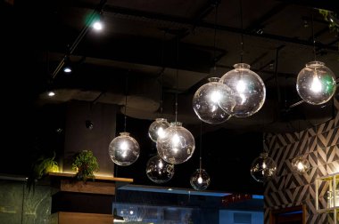 Akşam ışığında rahat bir kafenin içi..